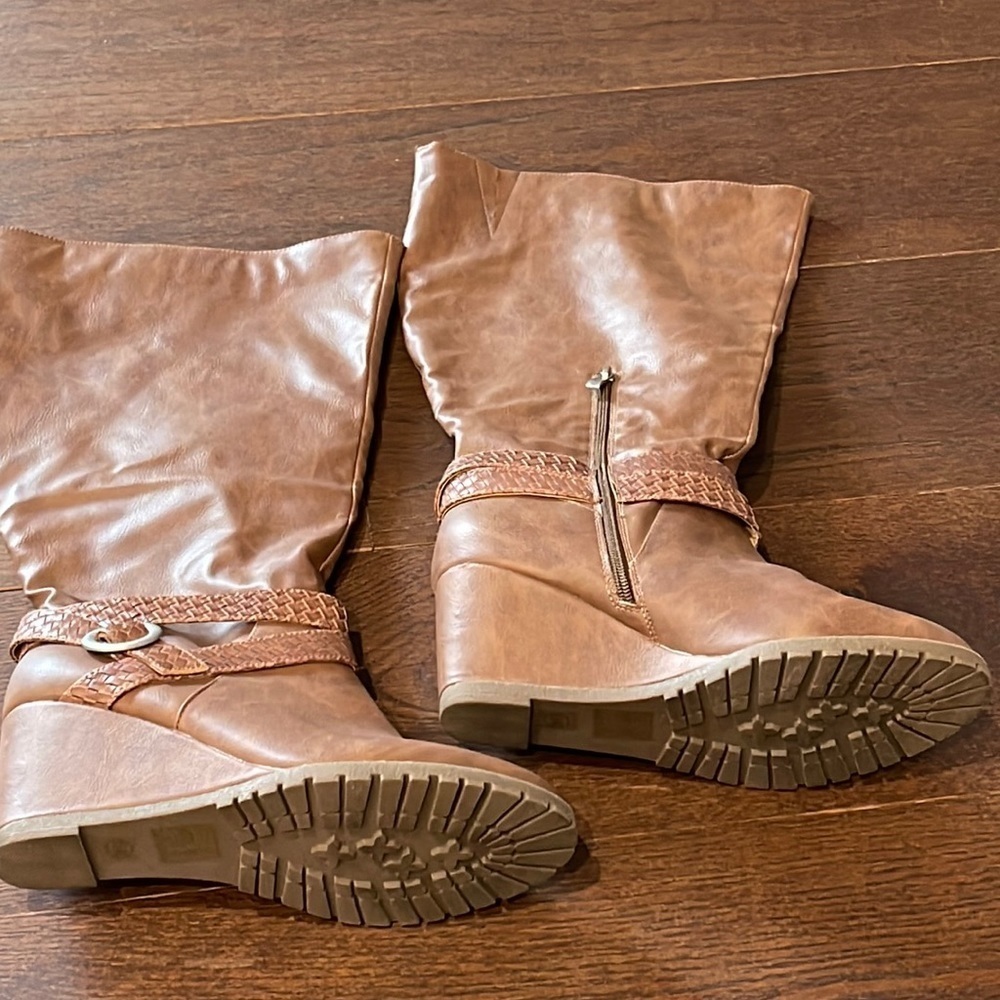 WOMEN’S Brown Pleather Wedge Boots Size 8.5
